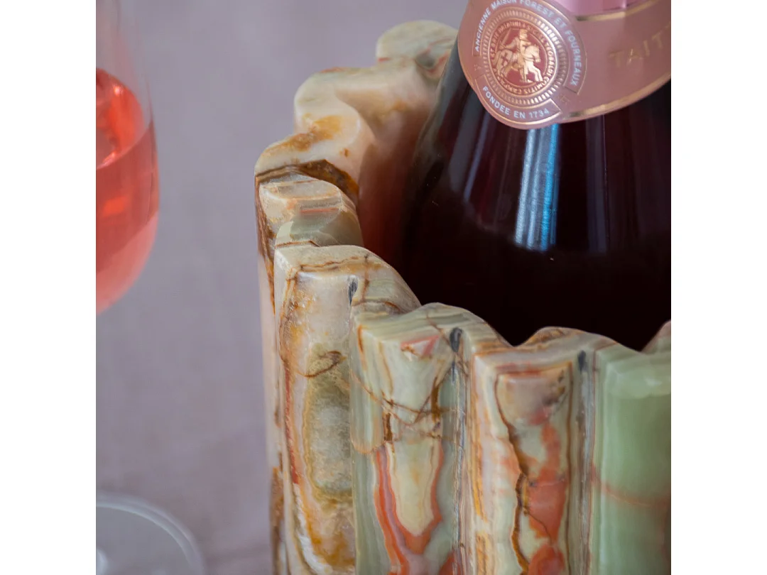 Jarrón de mármol ondulado con vetas grises