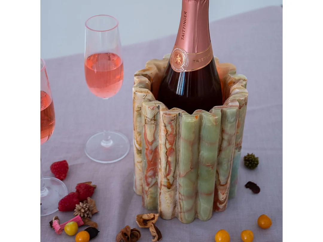 Jarrón de mármol ondulado con vetas grises