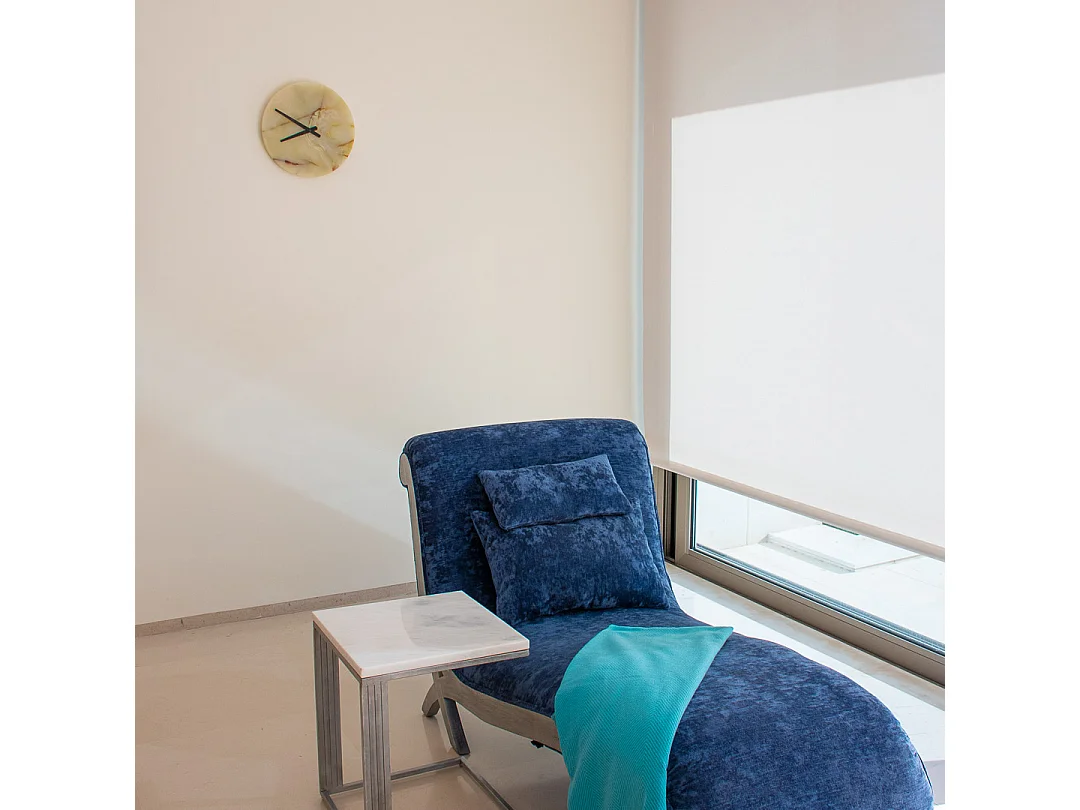 Relógio de parede redondo esculpido em ônix à mão