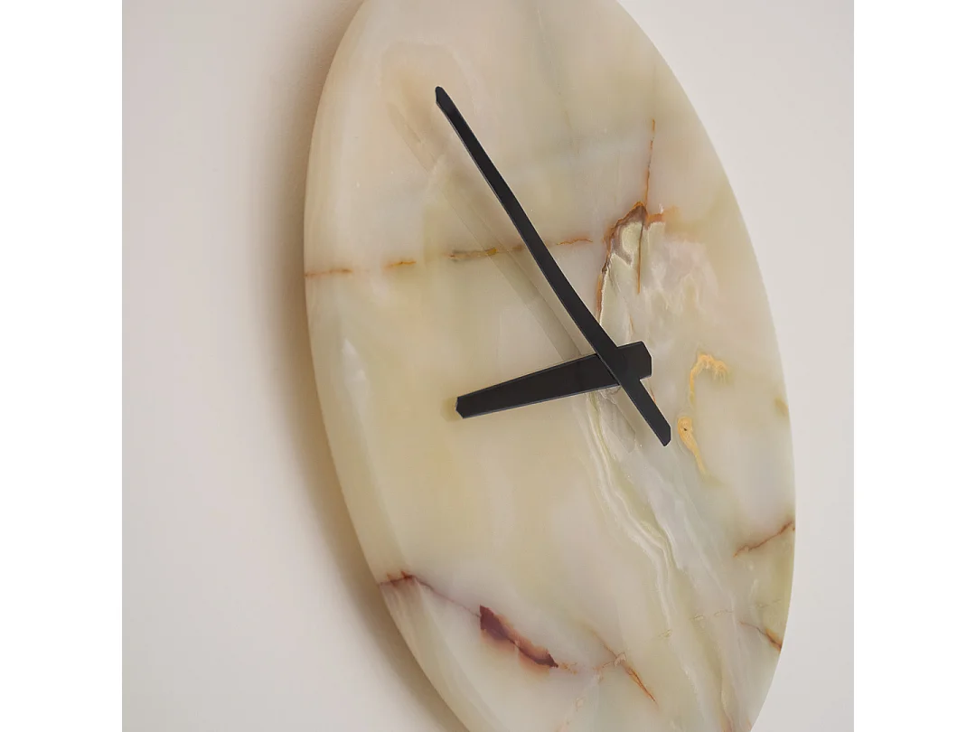 Relógio de parede redondo esculpido em ônix à mão