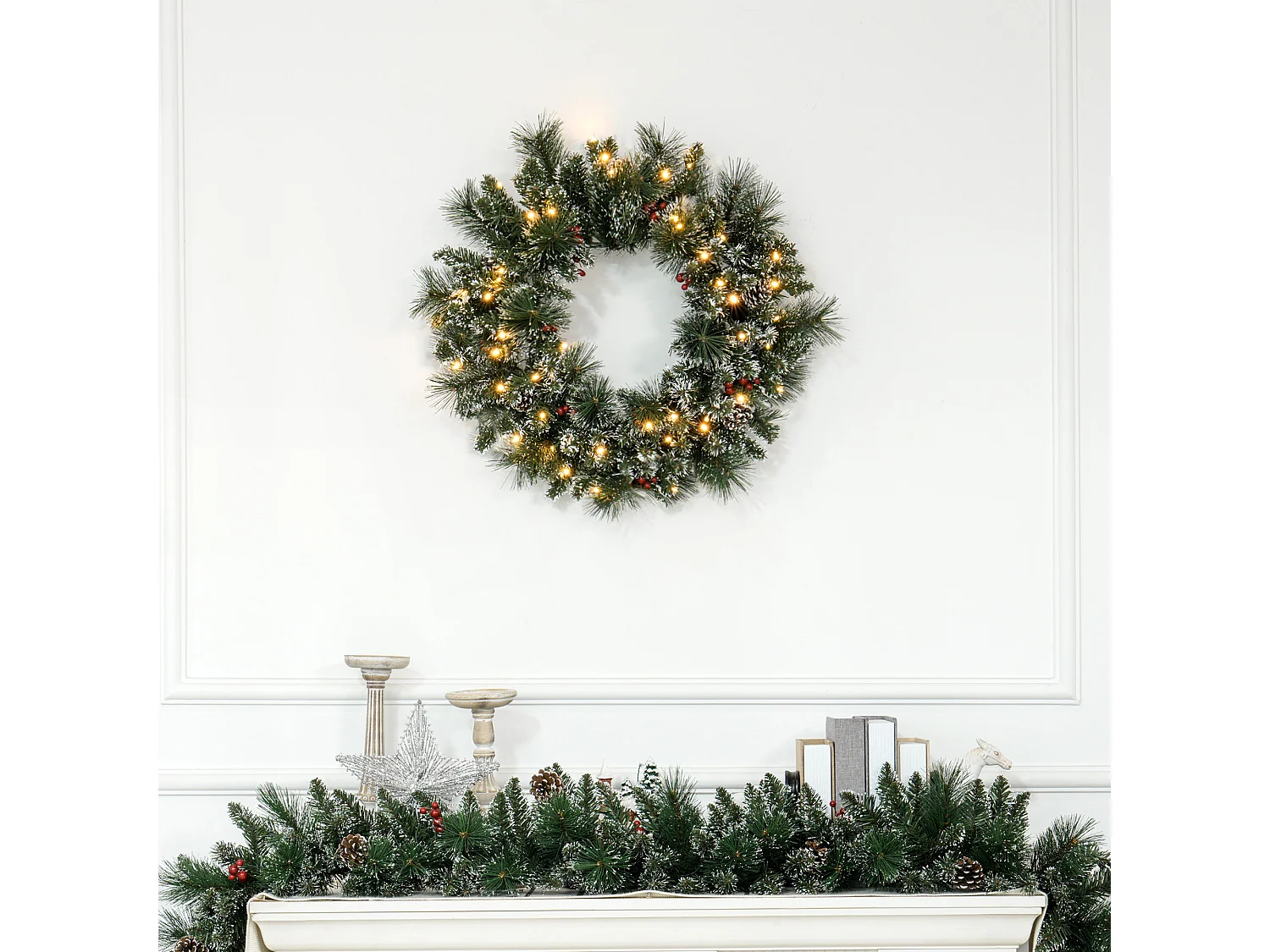 Couronne de Noël artificielle LED 60 cm - pommes de pin, baies rouges, 50 LED blanc - effet enneigé