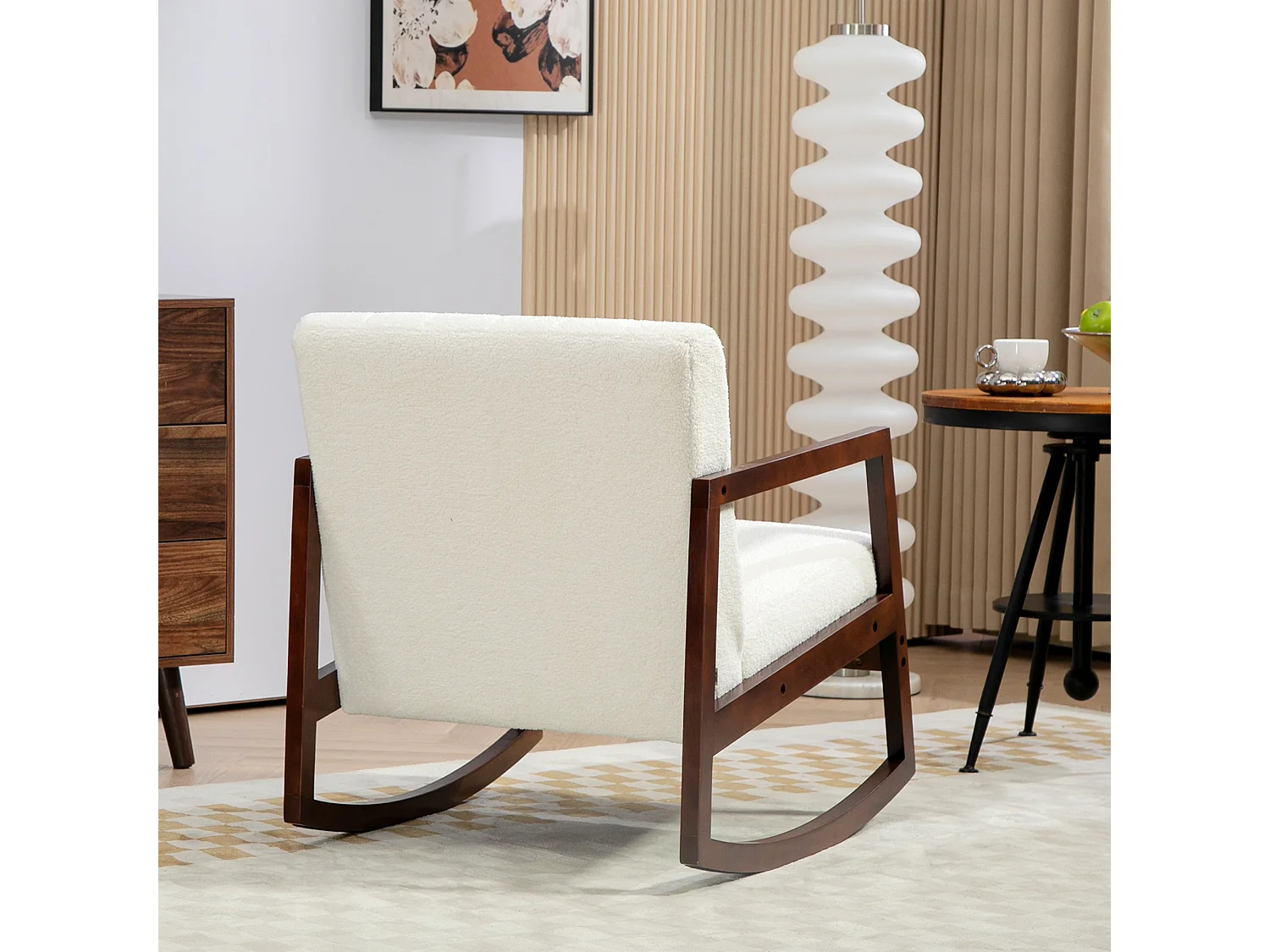 Fauteuil lounge à bascule - assise profonde, dossier incliné - accoudoirs, structure bois hévéa - revêtement effet laine bouclée crème