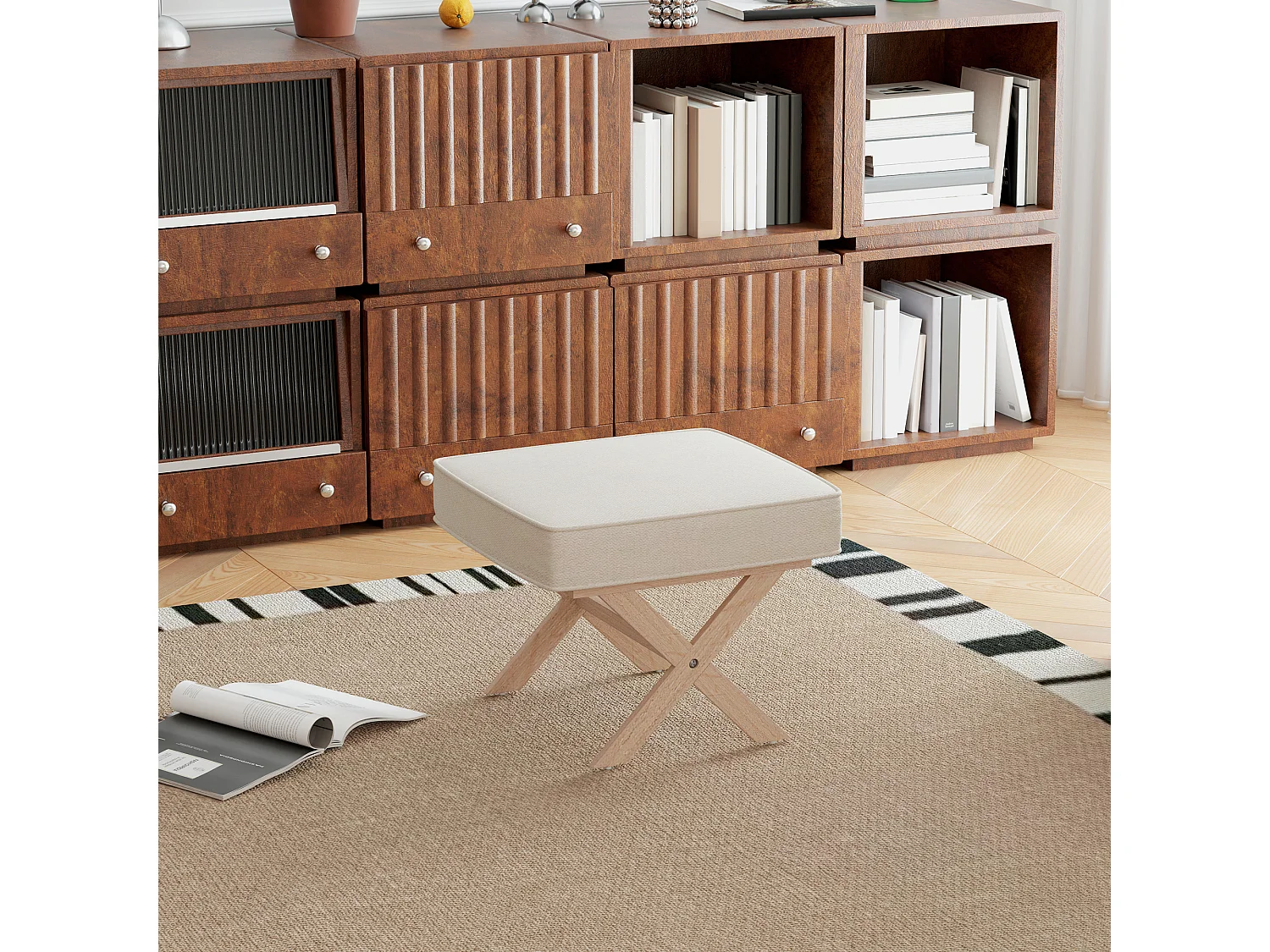 Pouf repose-pied style nordique piètement croisé bois hévéa tissu beige