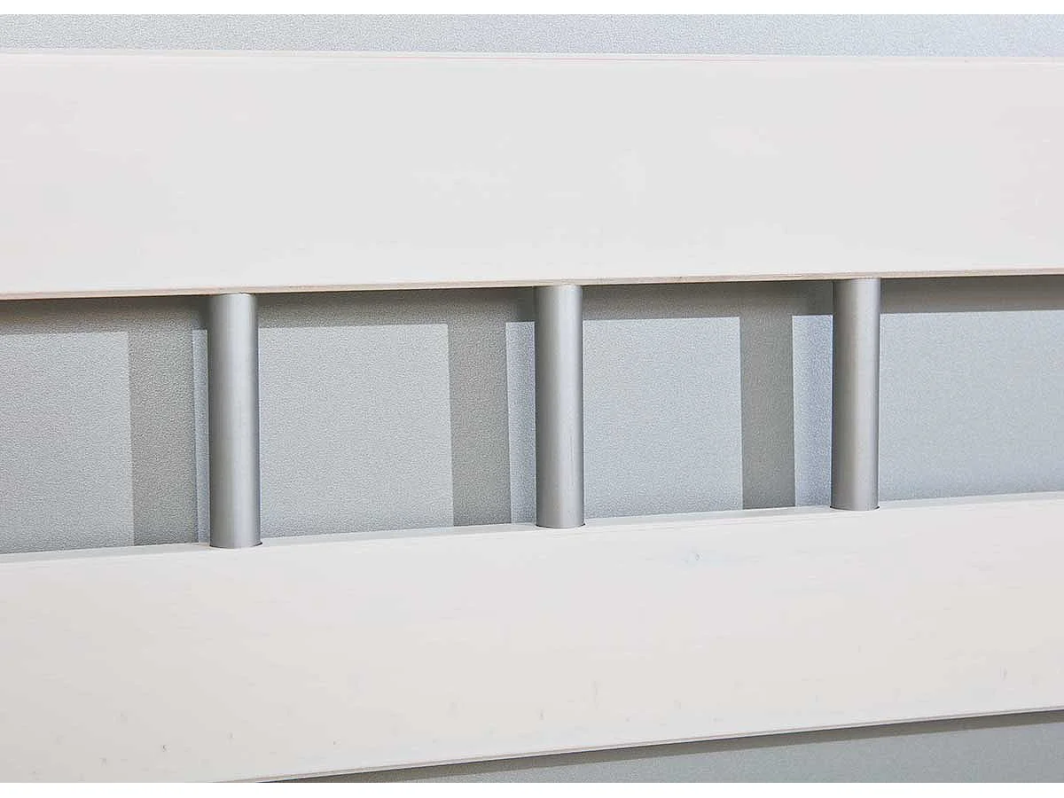 Lit en pin massif coloris blanc, couchage  140x200 -  longueur 145 x profondeur 205 x hauteur 72 cm