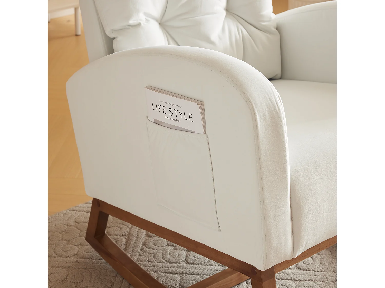 Fauteuil à bascule en tissu flanelle avec accoudoirs et poche latérale - Pieds en bois massif - Blanc