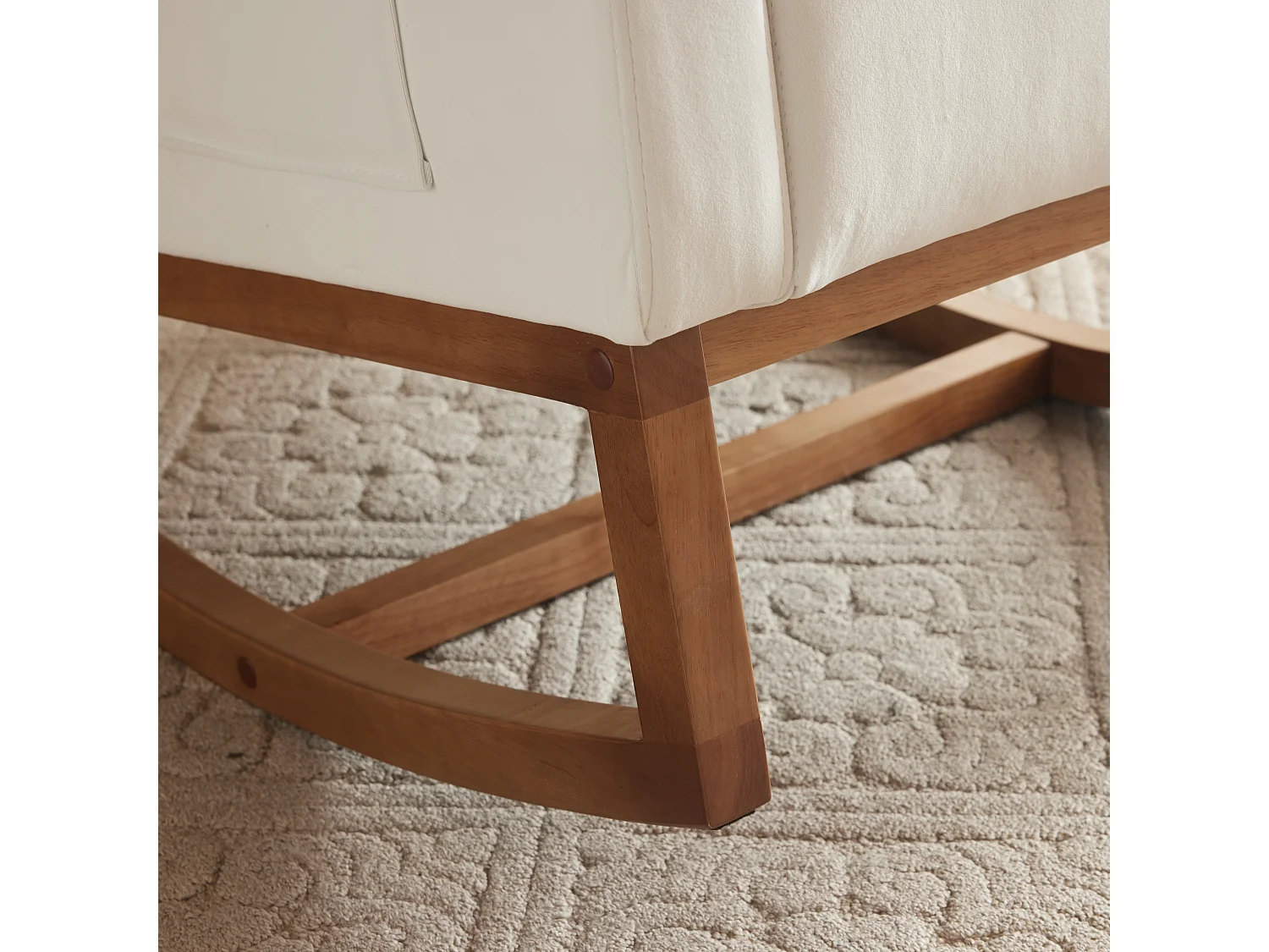 Fauteuil à bascule en tissu flanelle avec accoudoirs et poche latérale - Pieds en bois massif - Blanc