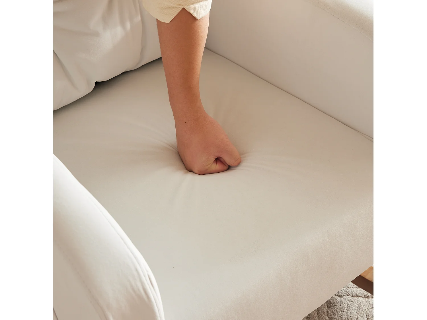 Fauteuil à bascule en tissu flanelle avec accoudoirs et poche latérale - Pieds en bois massif - Blanc