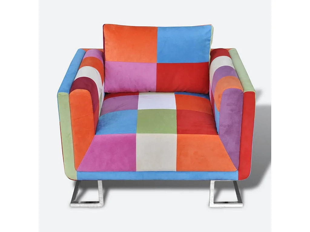 Sillón con diseño de cubo de retales de tejido con patas cromadas