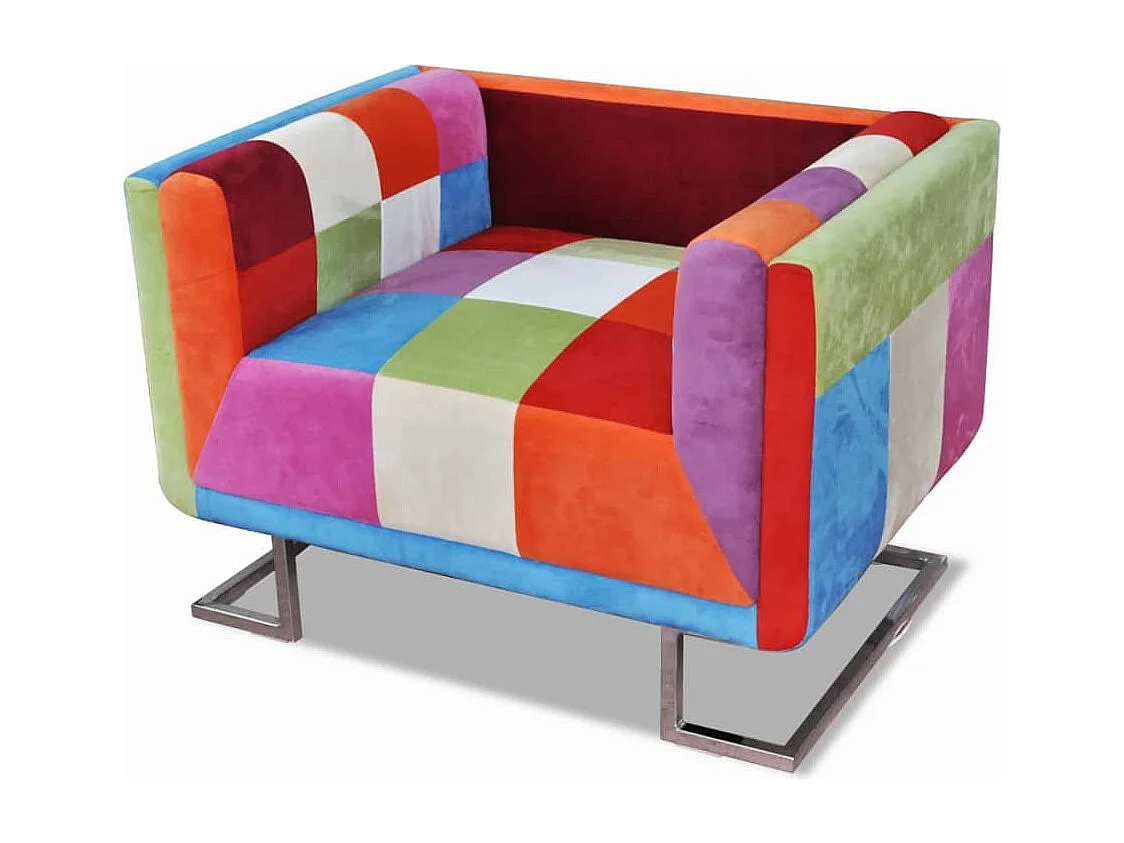Sillón con diseño de cubo de retales de tejido con patas cromadas