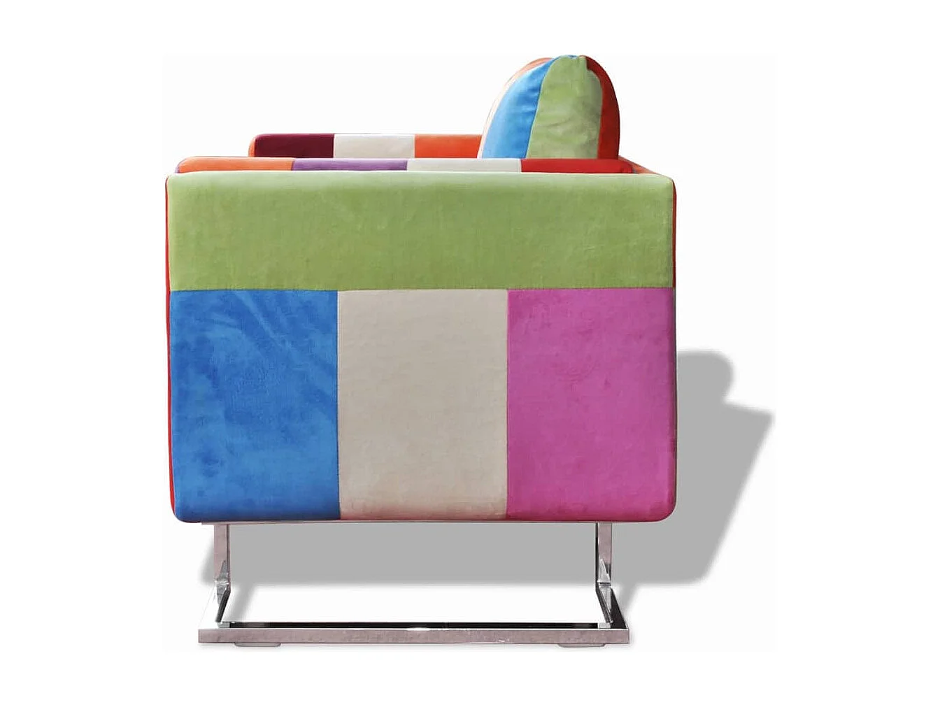 Sillón con diseño de cubo de retales de tejido con patas cromadas