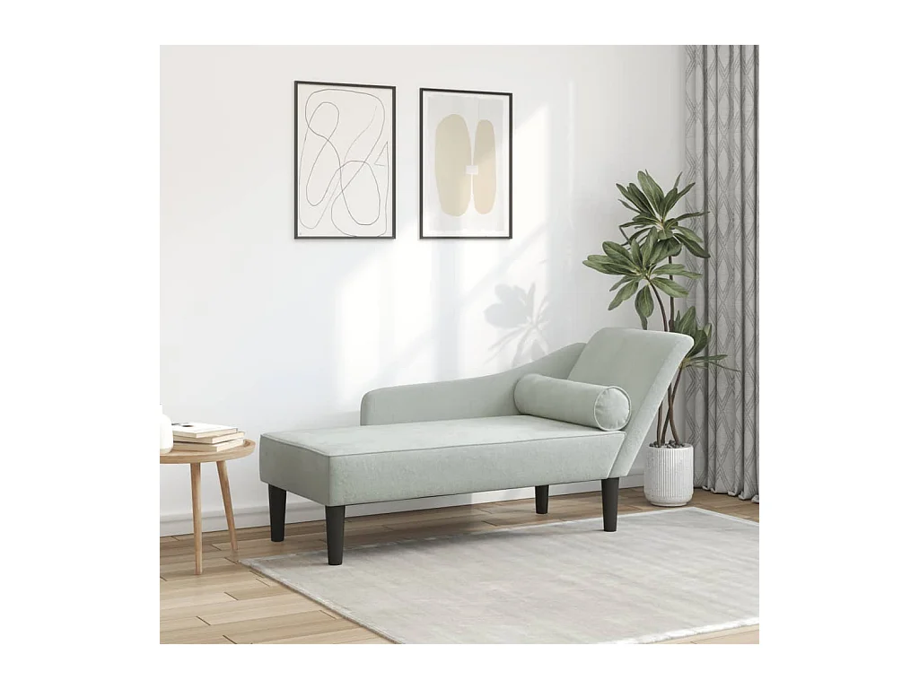 Sillón con cojines de terciopelo gris claro.