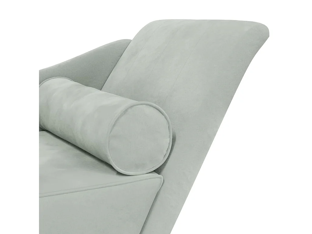 Sillón con cojines de terciopelo gris claro.