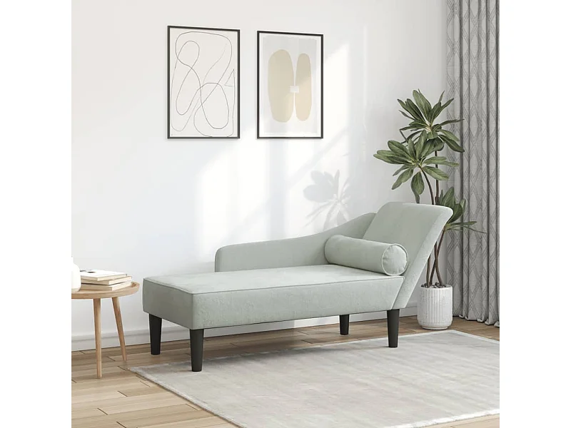 Sillón con cojines de terciopelo gris claro.