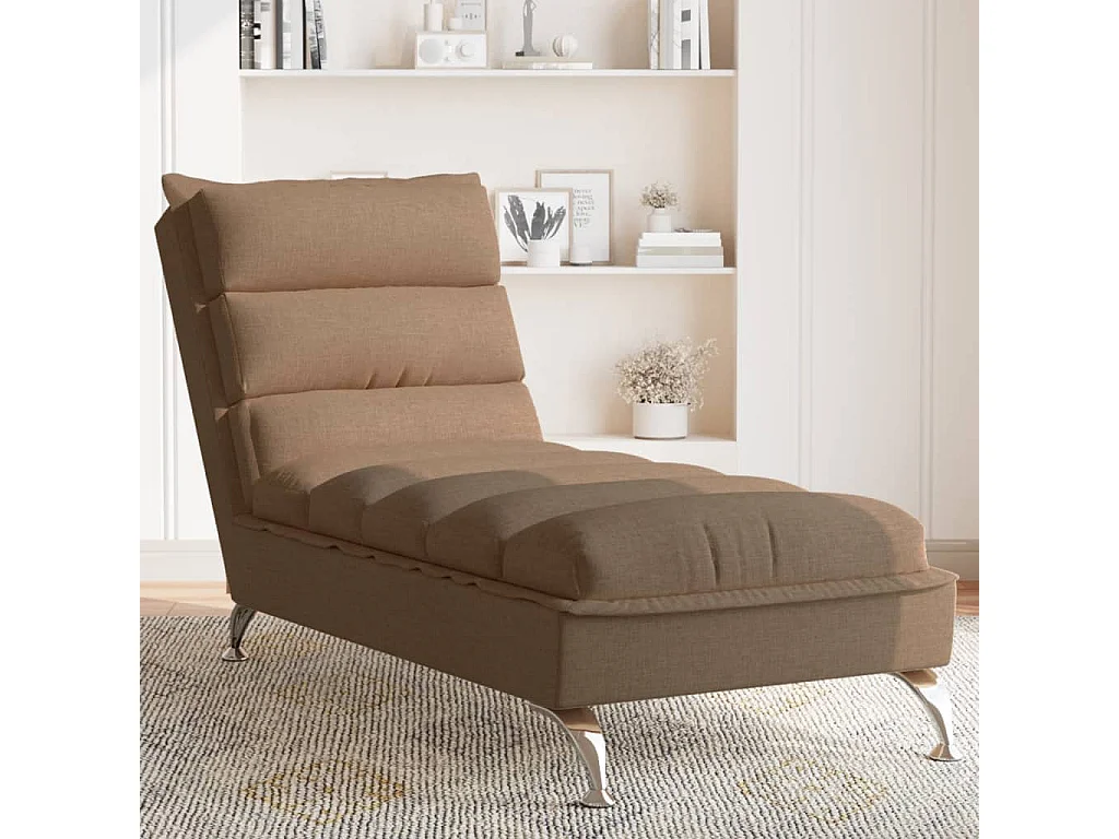 Loungesessel mit braunen Stoffkissen