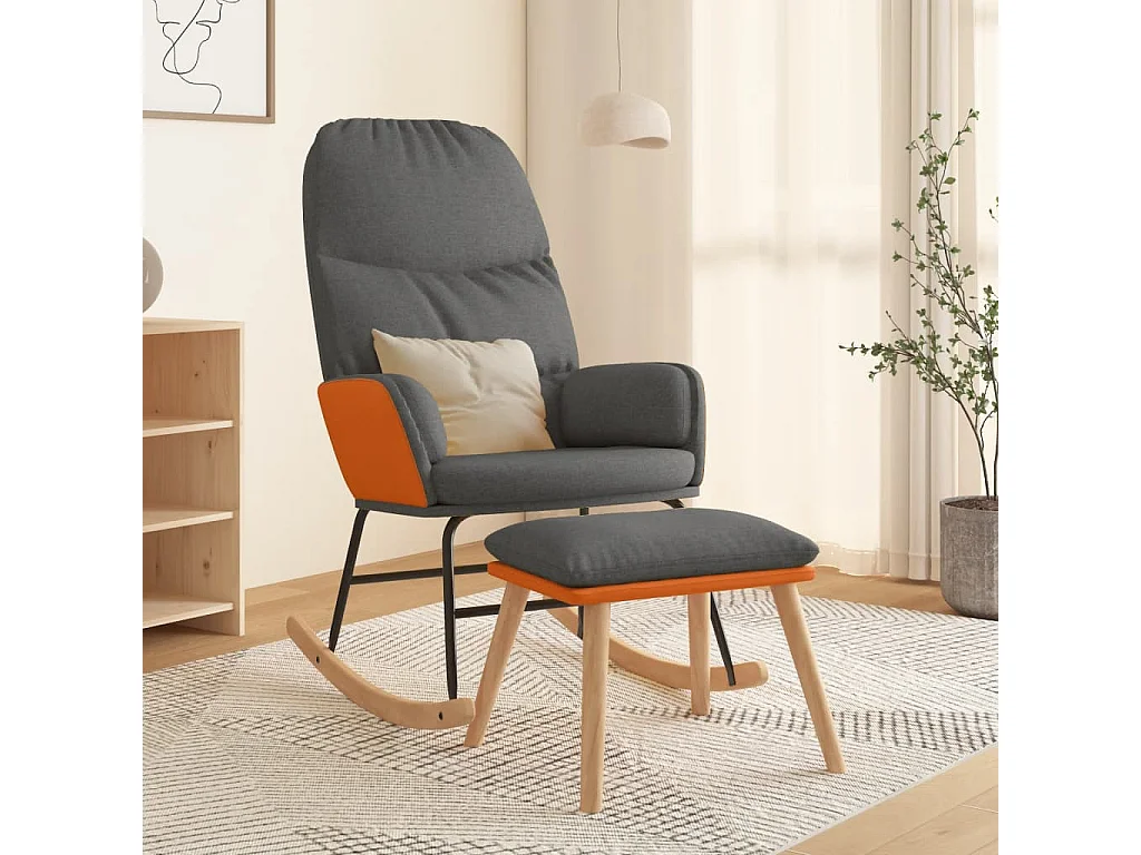 Schaukelstuhl mit Fußstütze. Hellgrauer Stoff