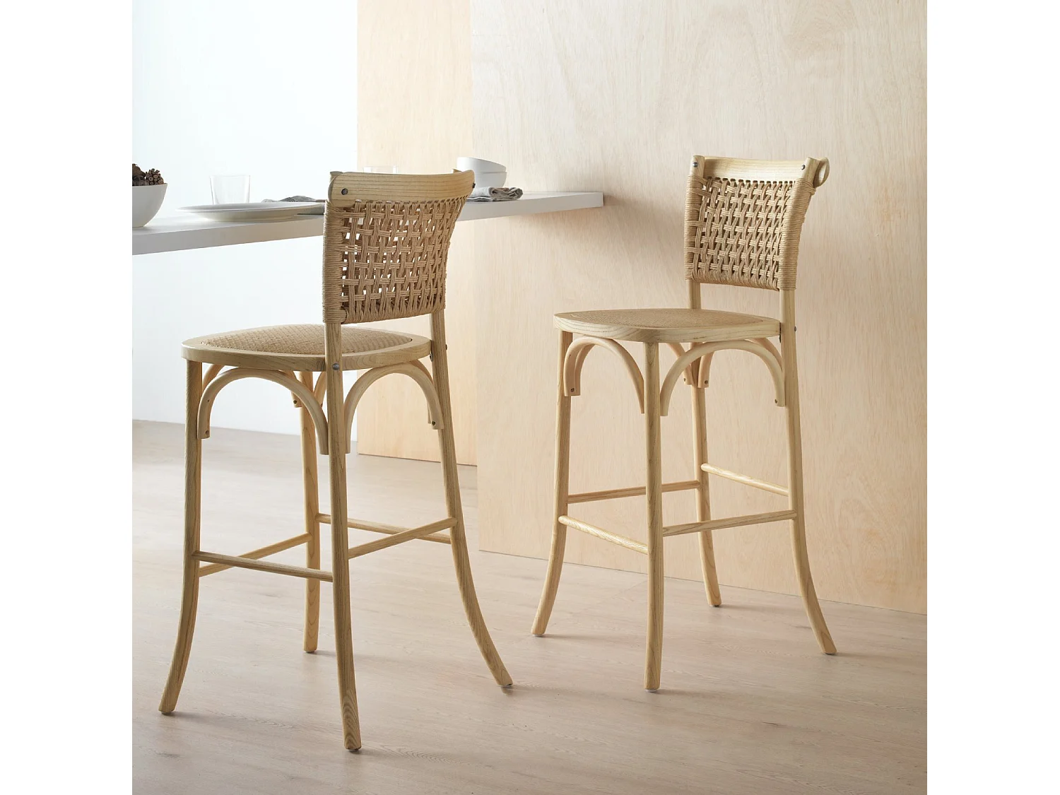Set 2 sgabelli in legno di olmo con seduta e schienale intrecciati.