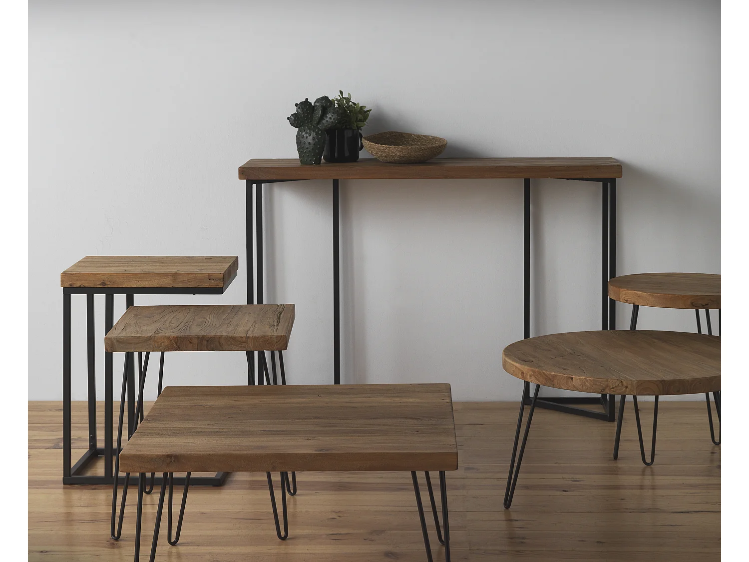 Beistelltisch aus altem Ulmenholz mit Metallbeine