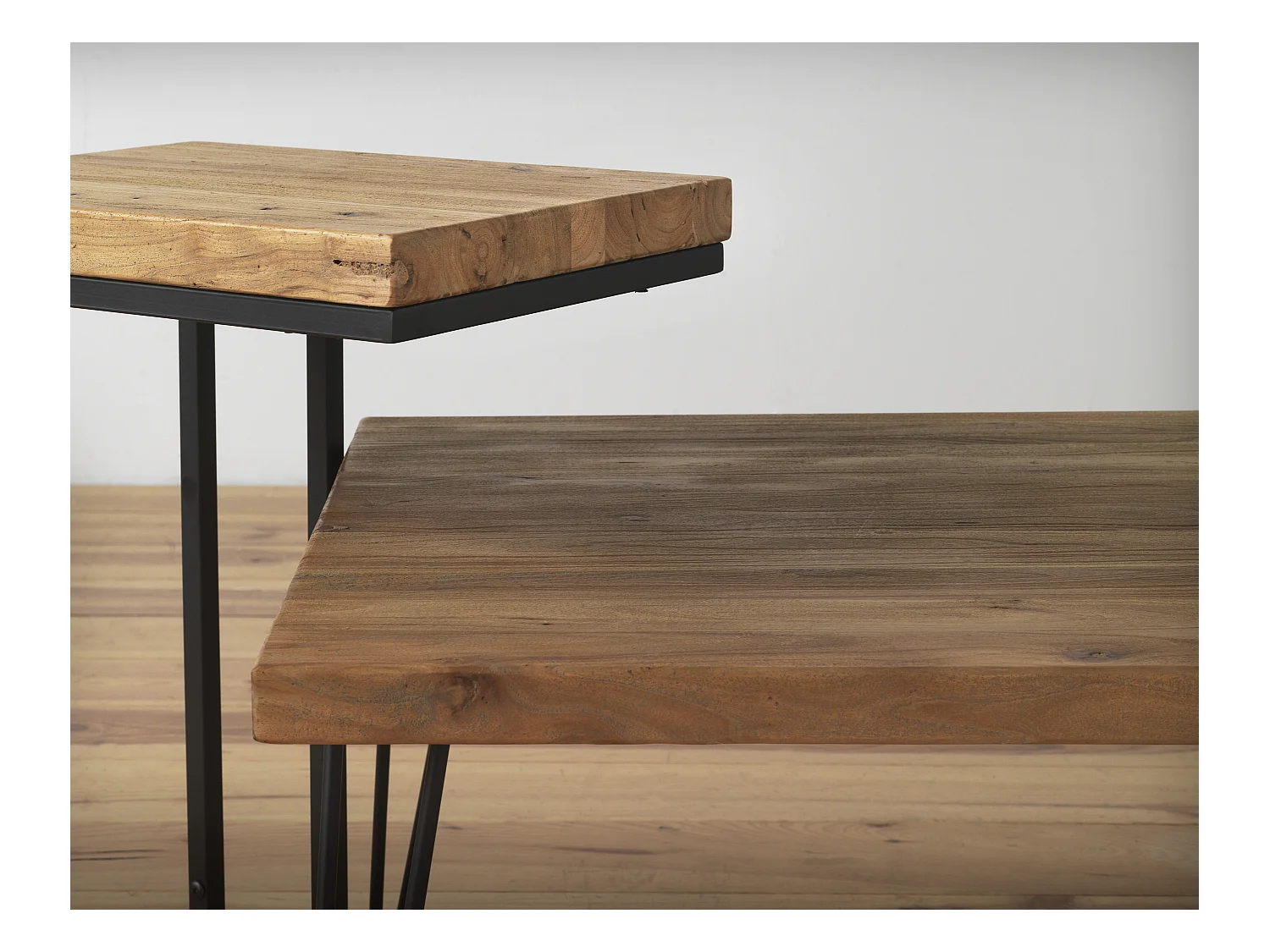 Mesa de apoio em madeira de olmo antigo com pernas de metal