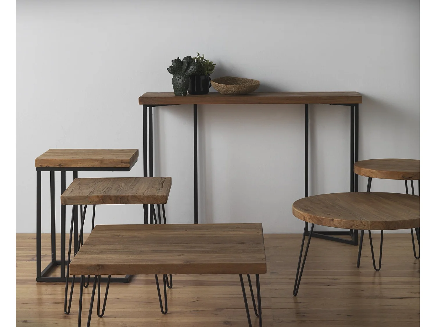 Bijzettafel van antiek iepenhout met metalen poten