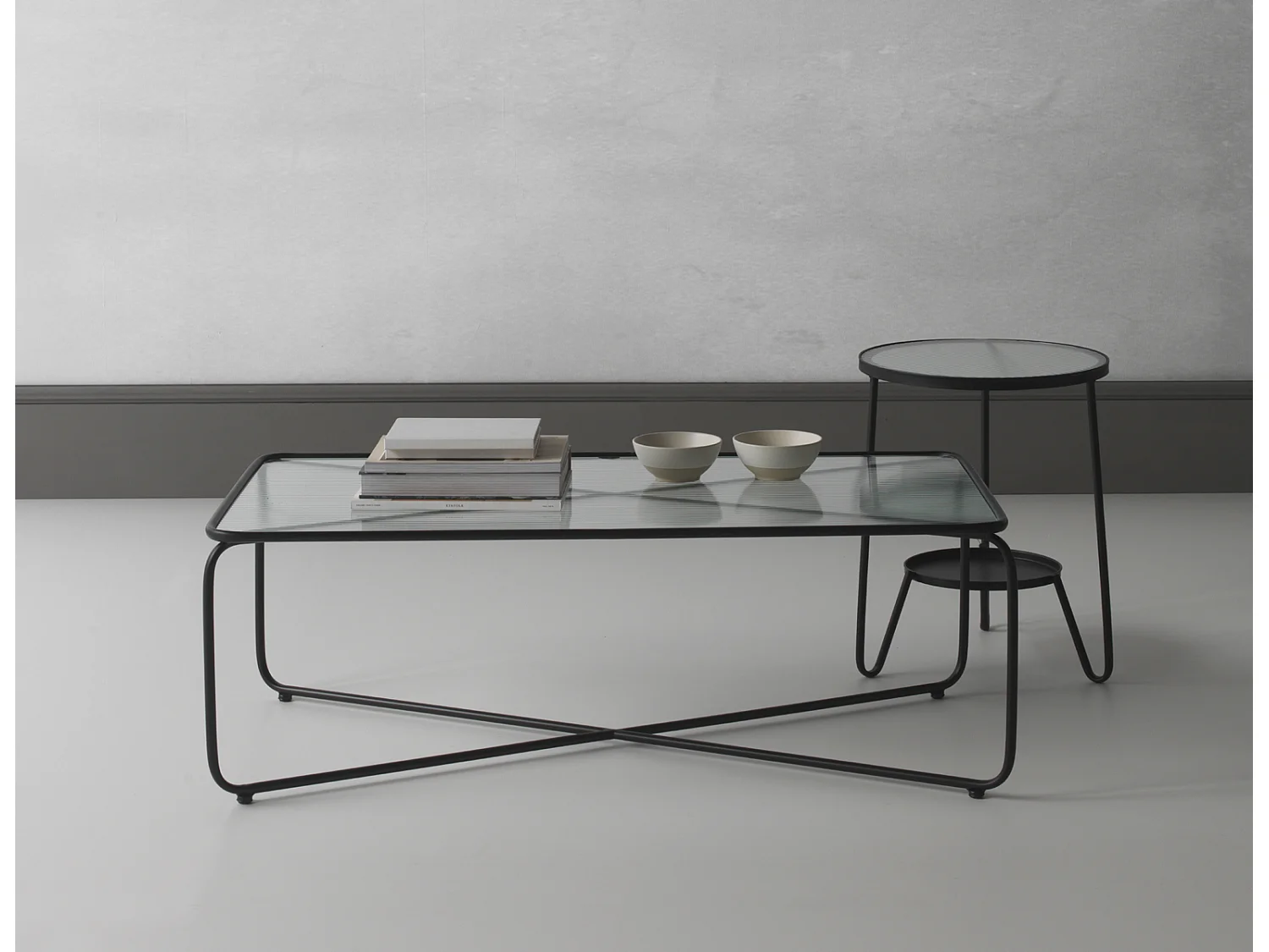 Table d'appoint en métal avec verre