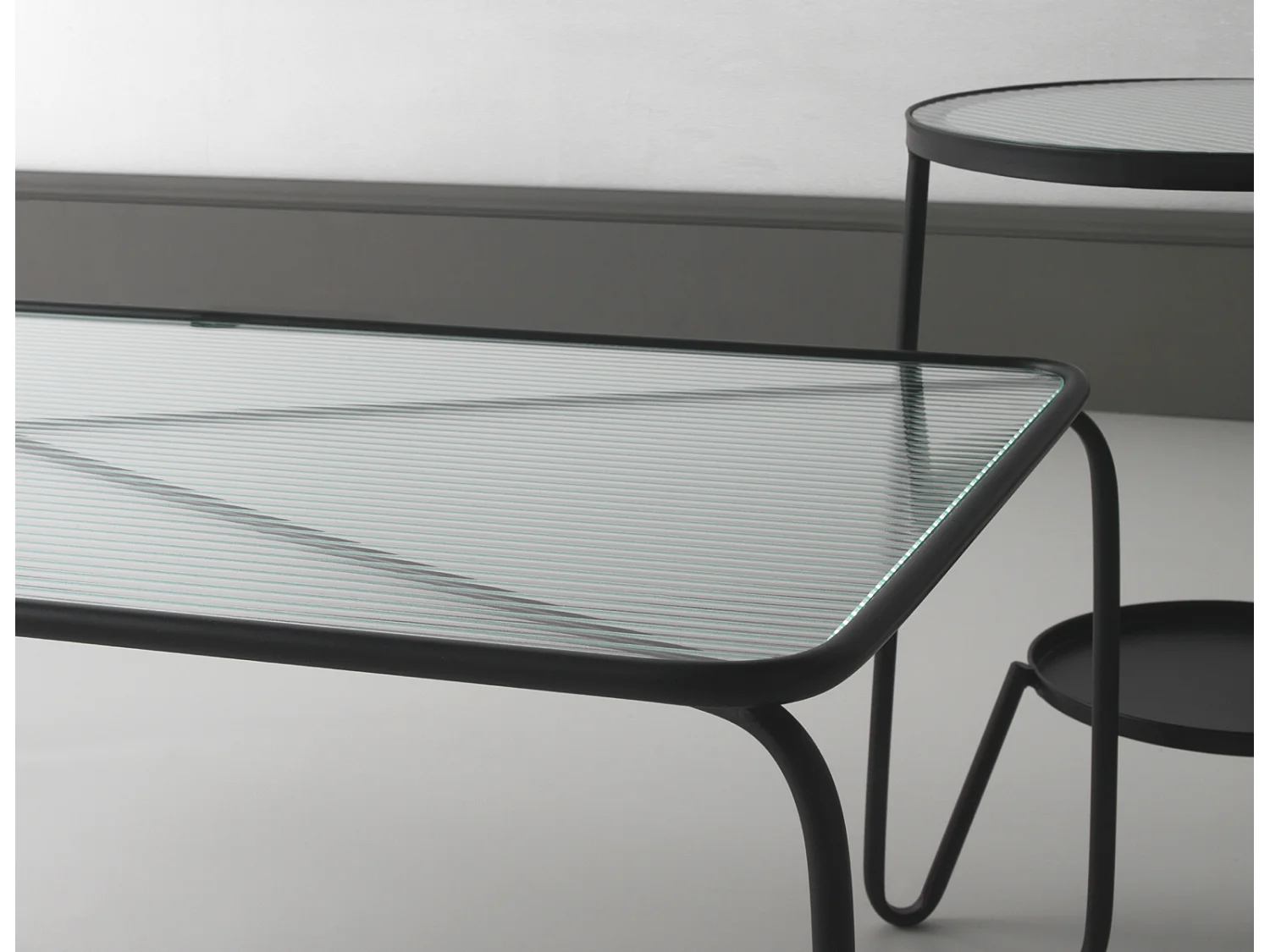 Table d'appoint en métal avec verre