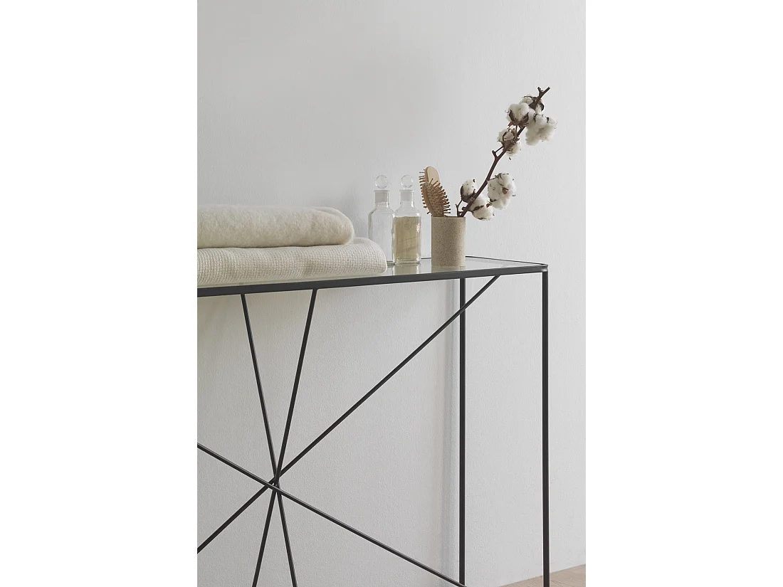 Table console en métal noir avec plateau en verre