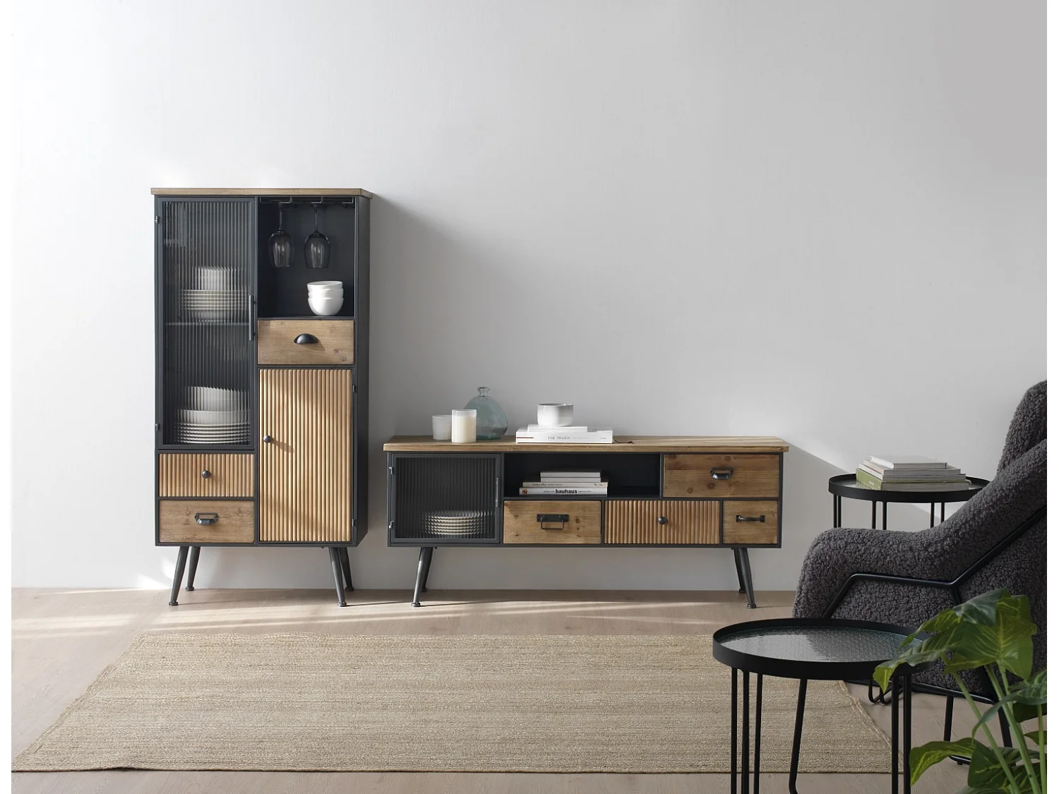 TV-Ständer aus Metall mit Holzplatte