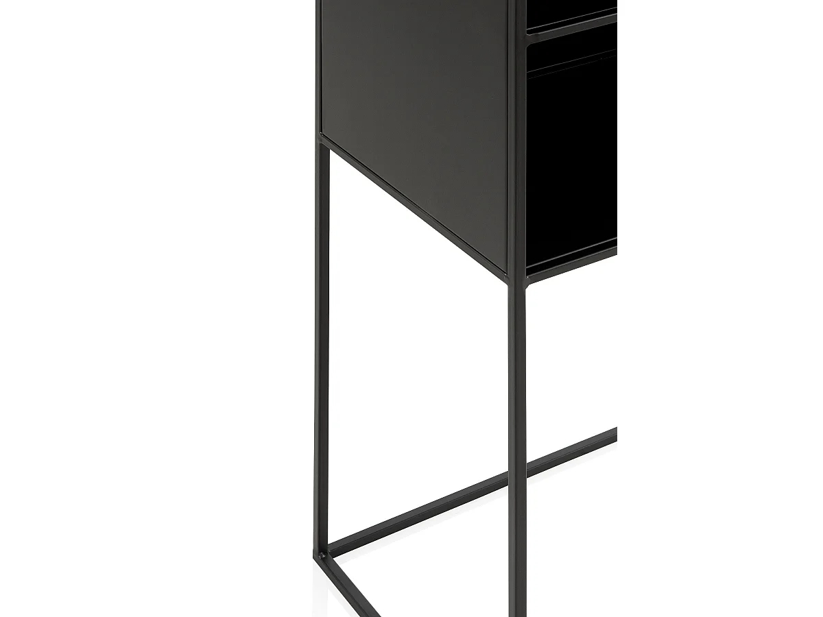 Estantes metálicas pretas