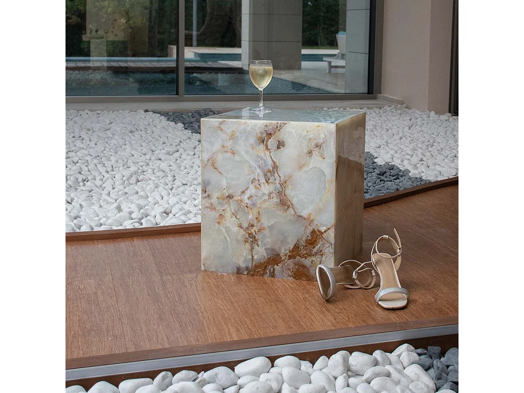 Mesa de centro de mármol dorado con sofisticado ónix verde