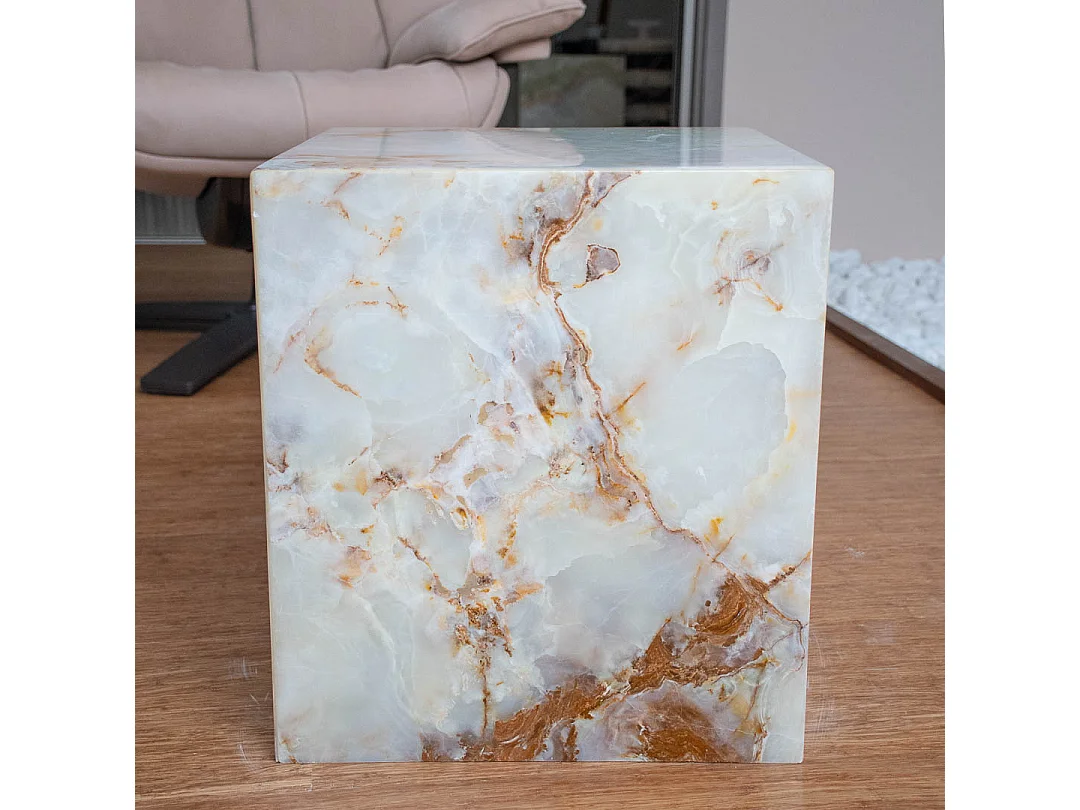 Mesa de centro de mármol dorado con sofisticado ónix verde