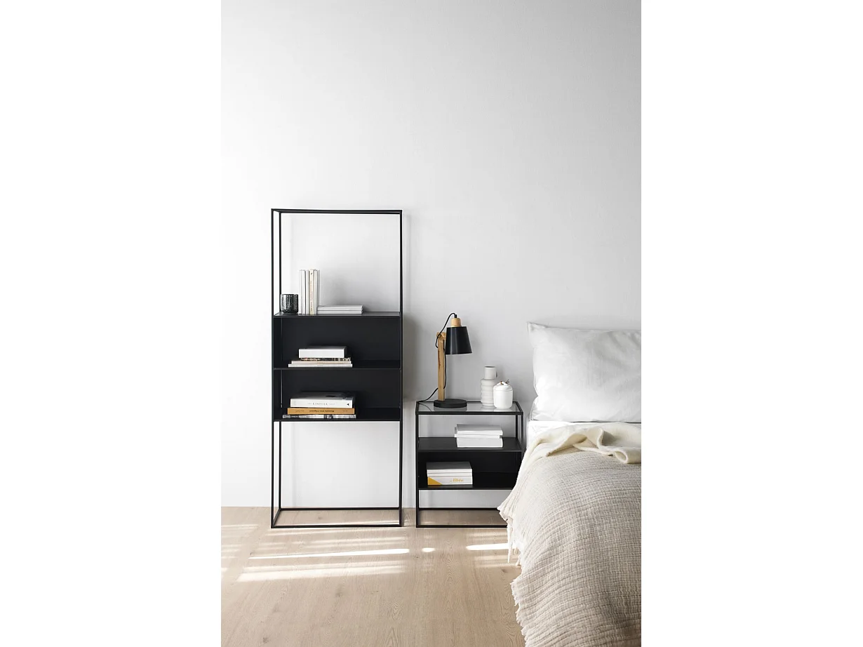 Salontafel van zwart metaal met glazen blad