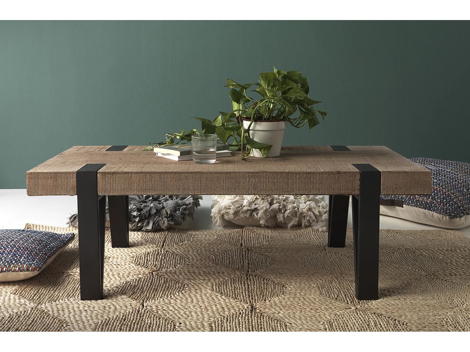 Salontafel van hout met metalen poten