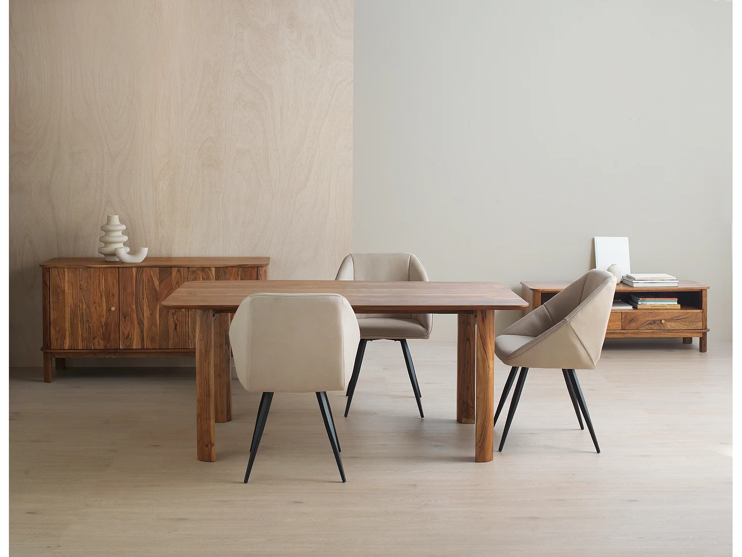 Set 4 poltrone imbottite beige con gambe in metallo nero