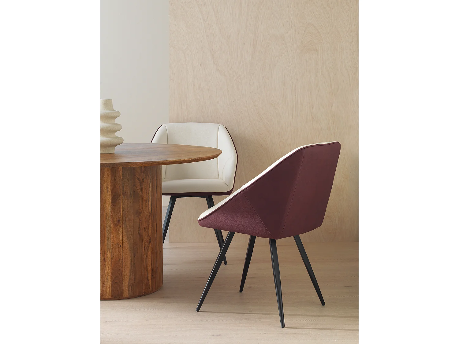 Set van 4 fauteuils in wit/bordeauxrood met zwarte metalen poten