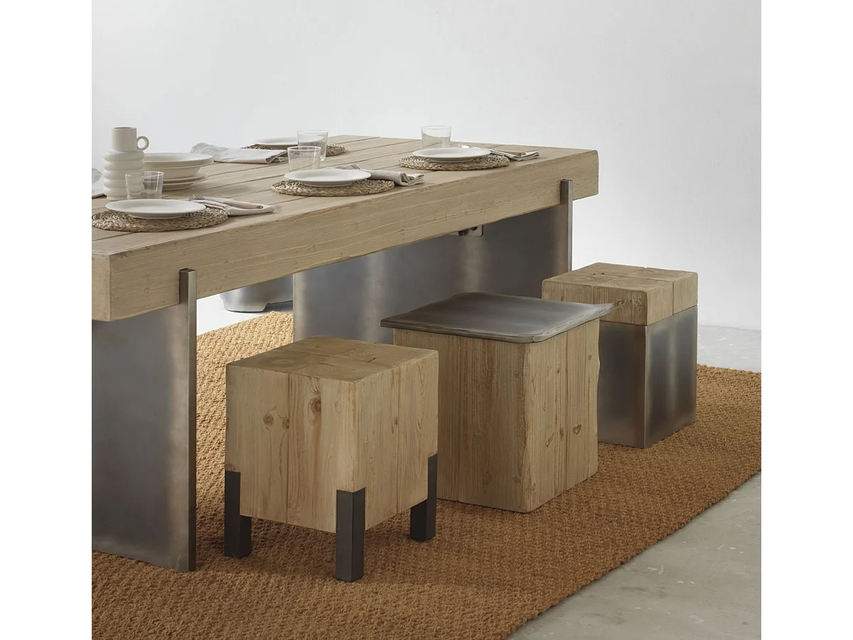 Hocker aus Fichtenfurnier mit metallfarbig lackierten Beinen