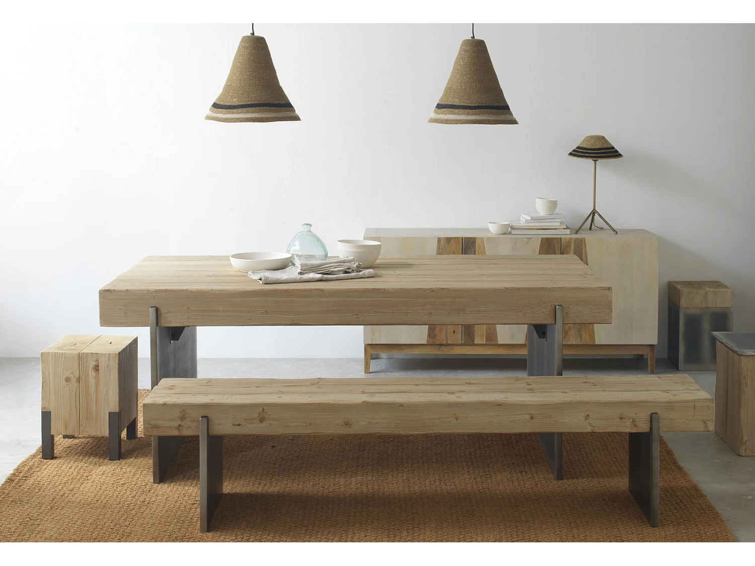 Tabouret en épicéa avec base laquée en couleur métallique