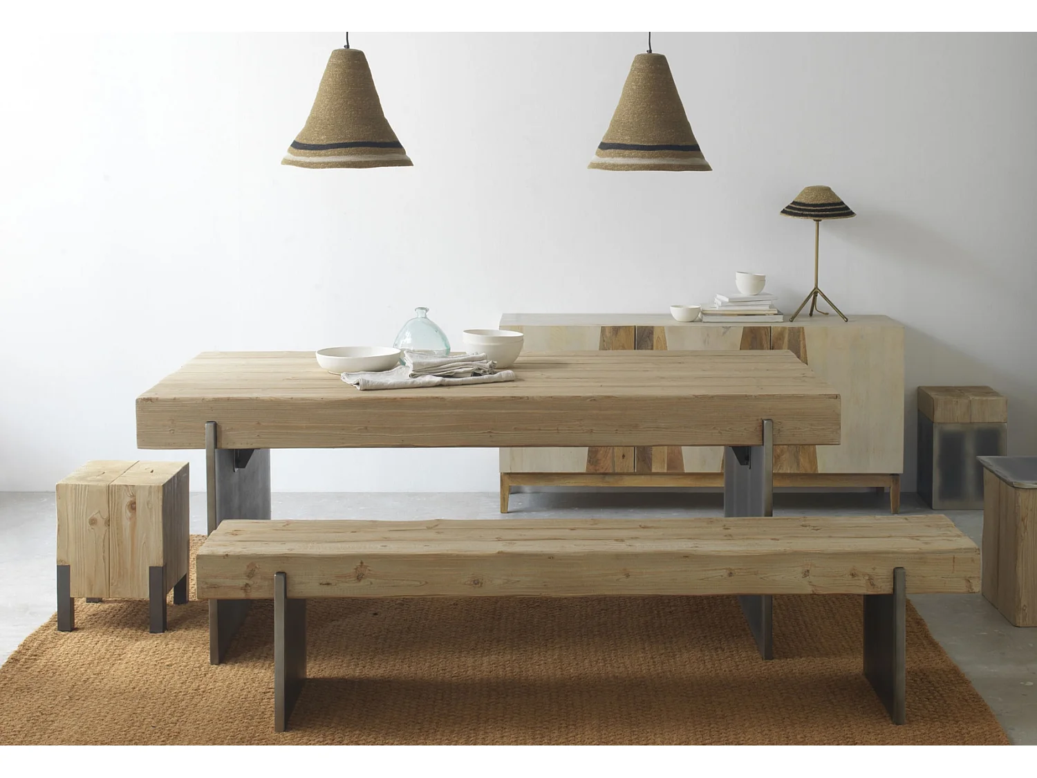 Kruk van sparrenhout met voet in metallic kleur gelakt