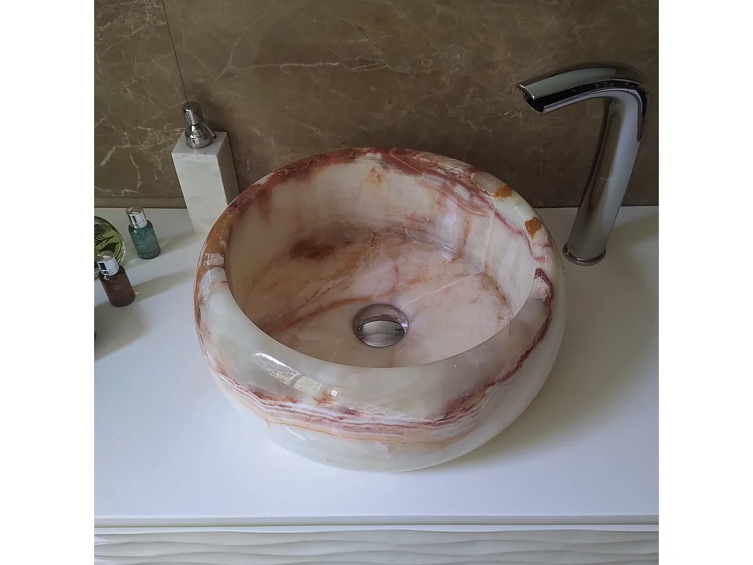 Lavatório de pedra branca feito à mão para um banheiro elegante e sofisticado