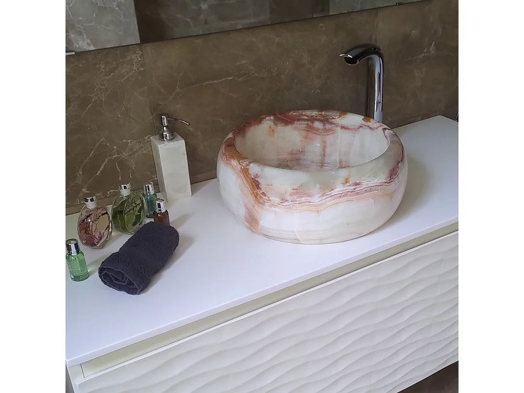 Lavatório de pedra branca feito à mão para um banheiro elegante e sofisticado