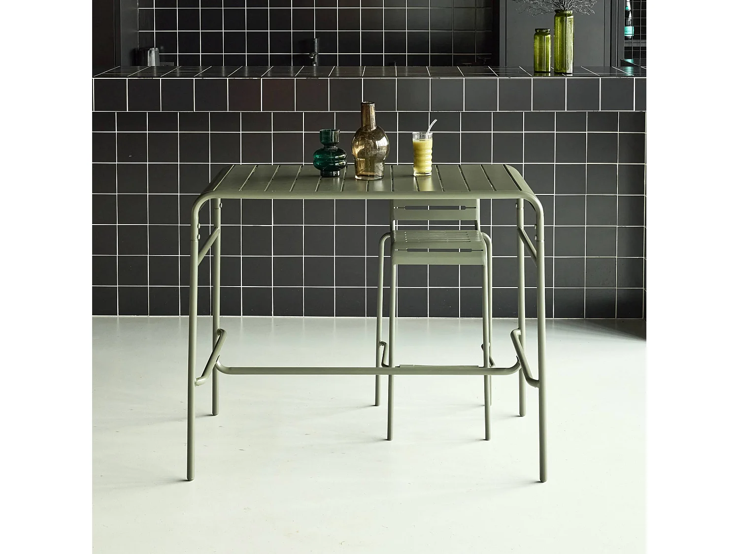 Table haute de jardin métal 4 places. kaki. 120 x 70 x 95cm