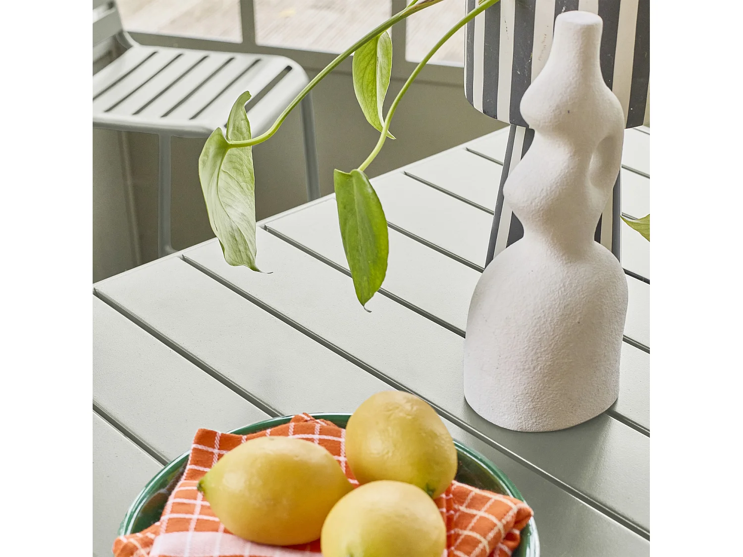 Table haute de jardin métal 4 places. kaki. 120 x 70 x 95cm