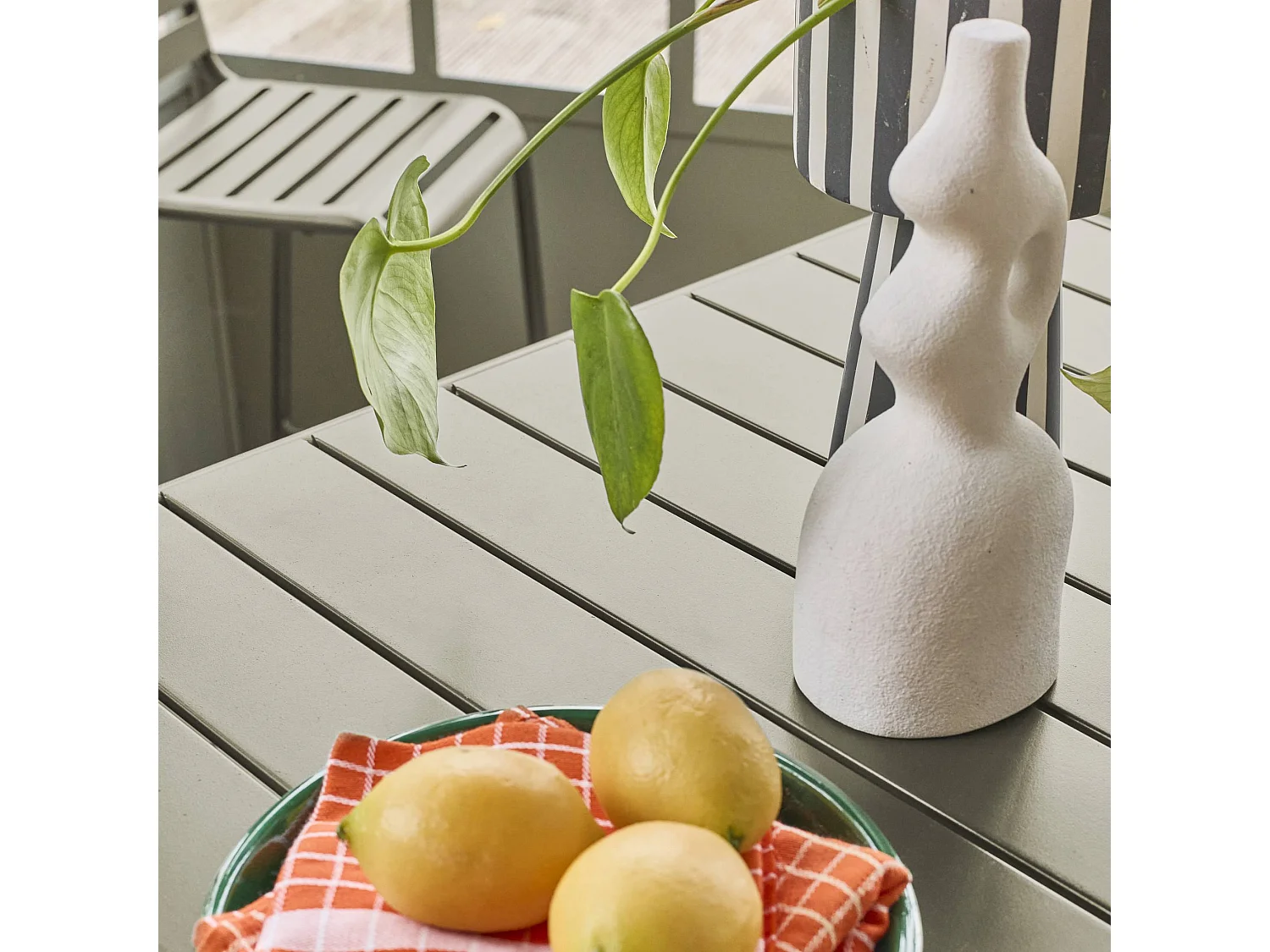 Table haute de jardin métal 4 places. kaki. 120 x 70 x 95cm