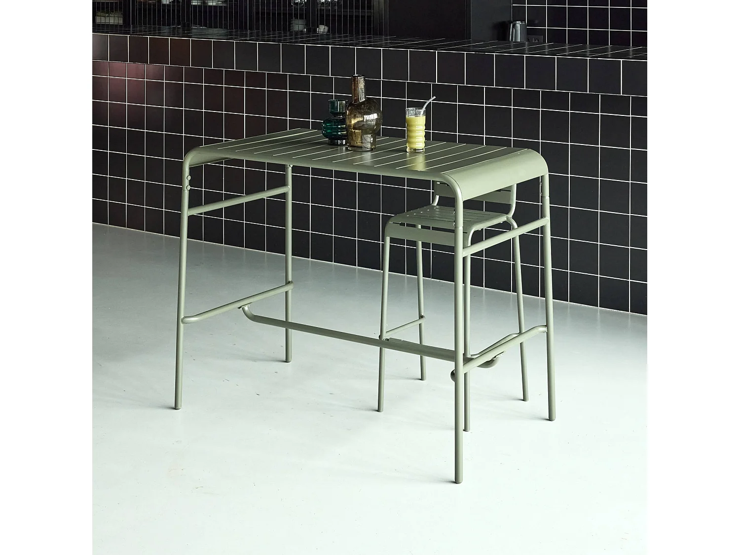 Table haute de jardin métal 4 places. kaki. 120 x 70 x 95cm