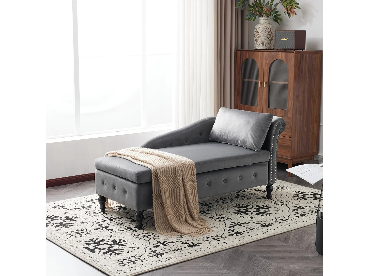 Chaise longue de veludo com costuras cravejadas e abotoadas, arrumação, almofadas