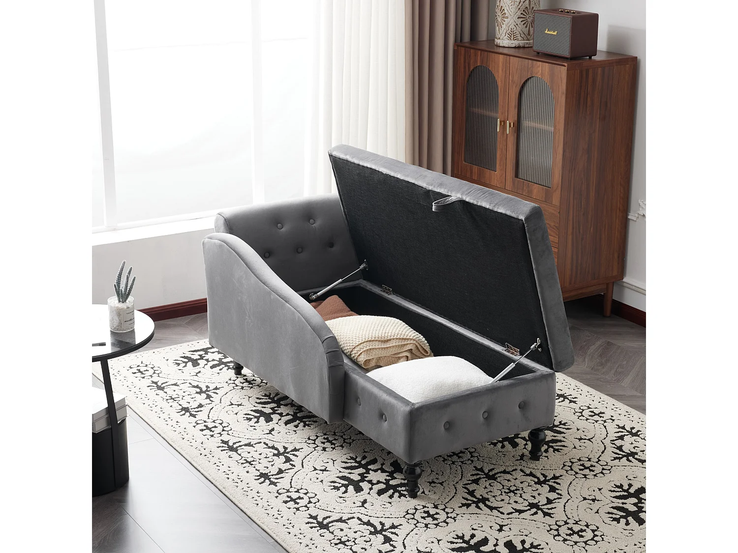 Chaise longue de veludo com costuras cravejadas e abotoadas, arrumação, almofadas