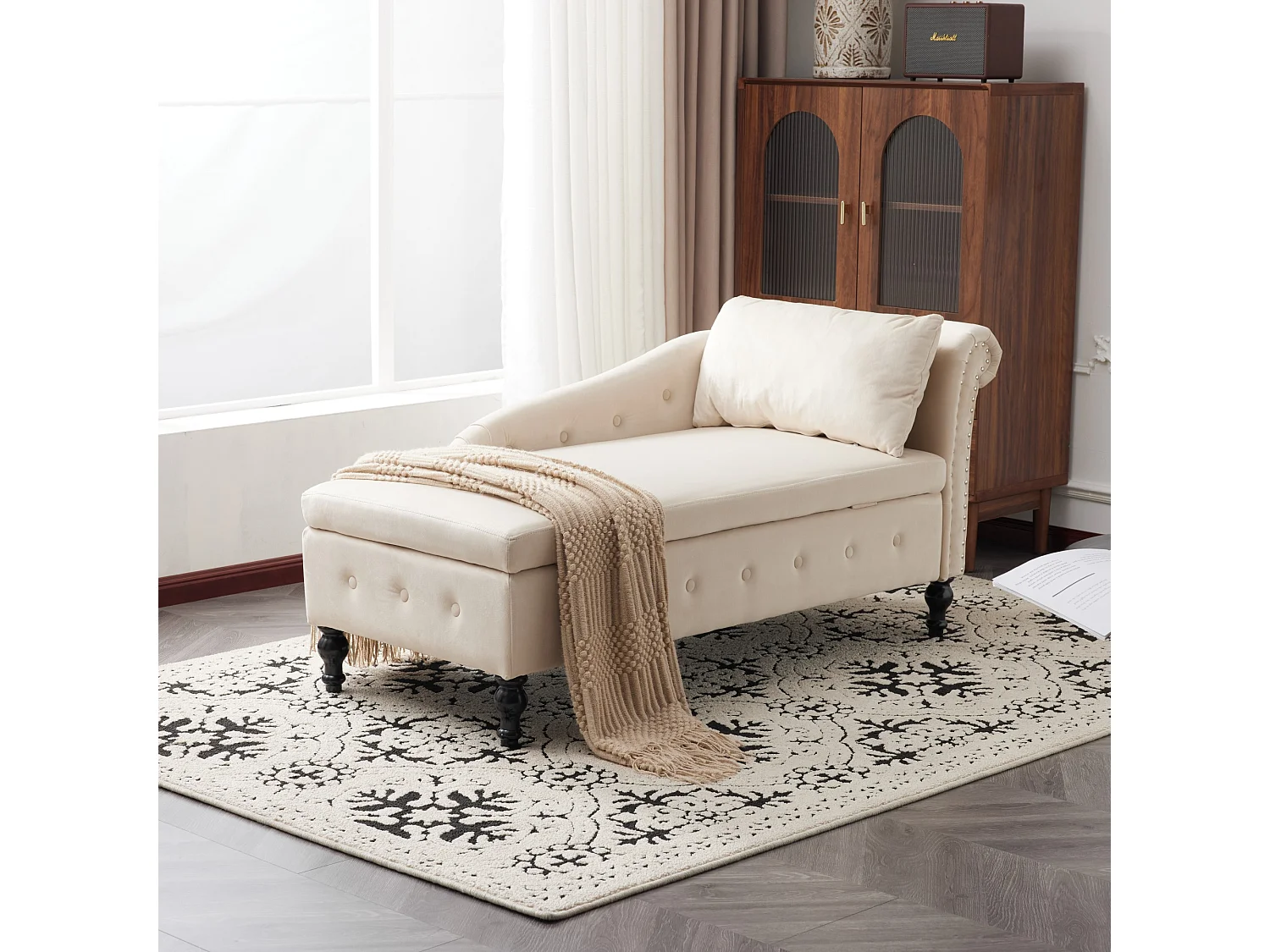 Chaise longue in velluto con rivetti e cuciture, contenitore, cuscino e bracciolo destro