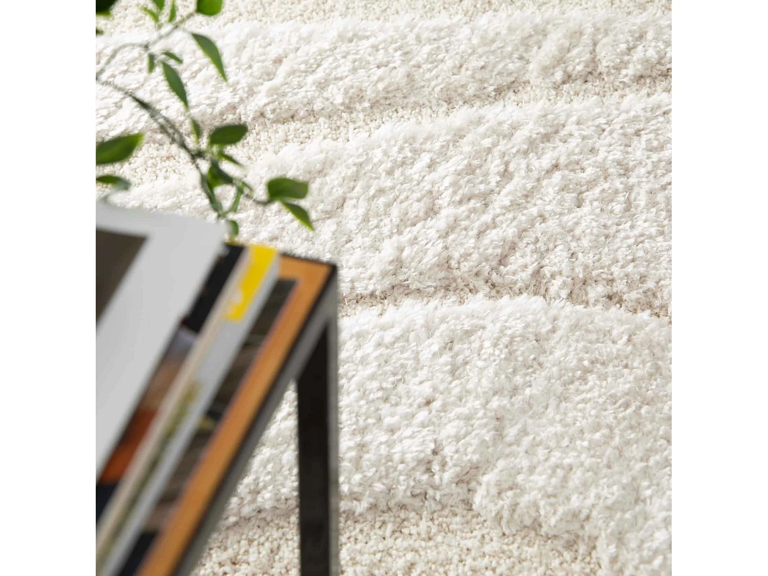 Rechthoekig hoogpolig vloerkleed met ecru golvenpatroon 120 x 170 cm