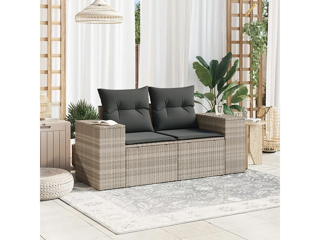 2-Sitzer-Gartensofa und hellgraue geflochtene Harzkissen