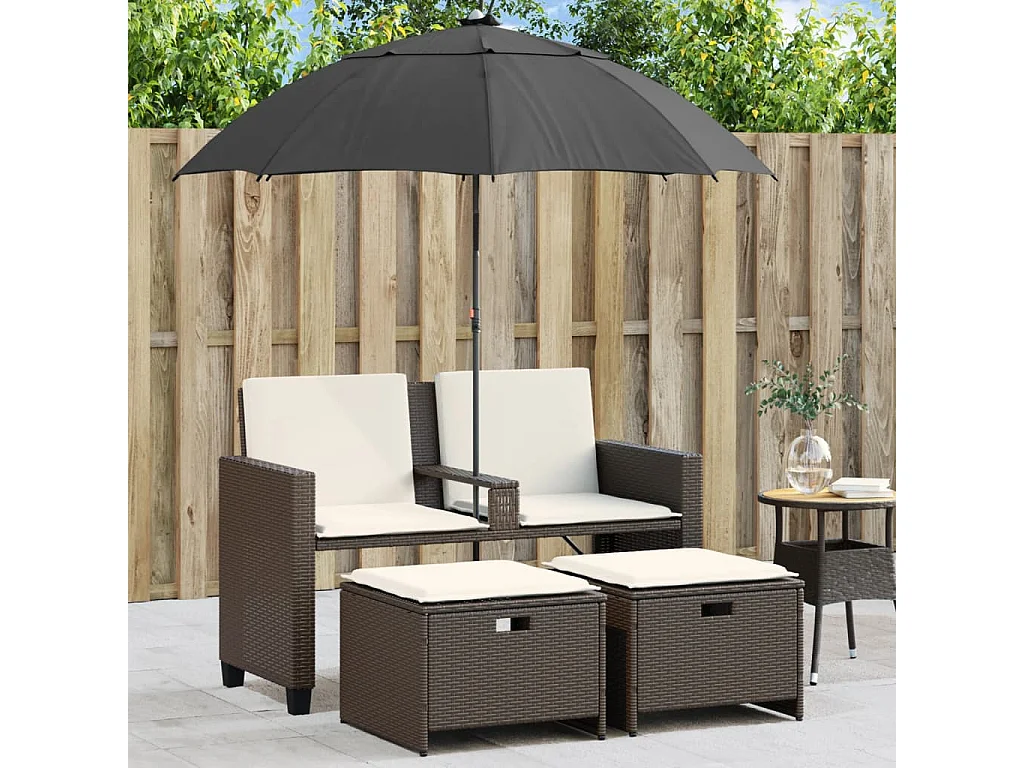 2-Sitzer-Gartensofa und Sonnenschirm sowie braune Rattanhocker