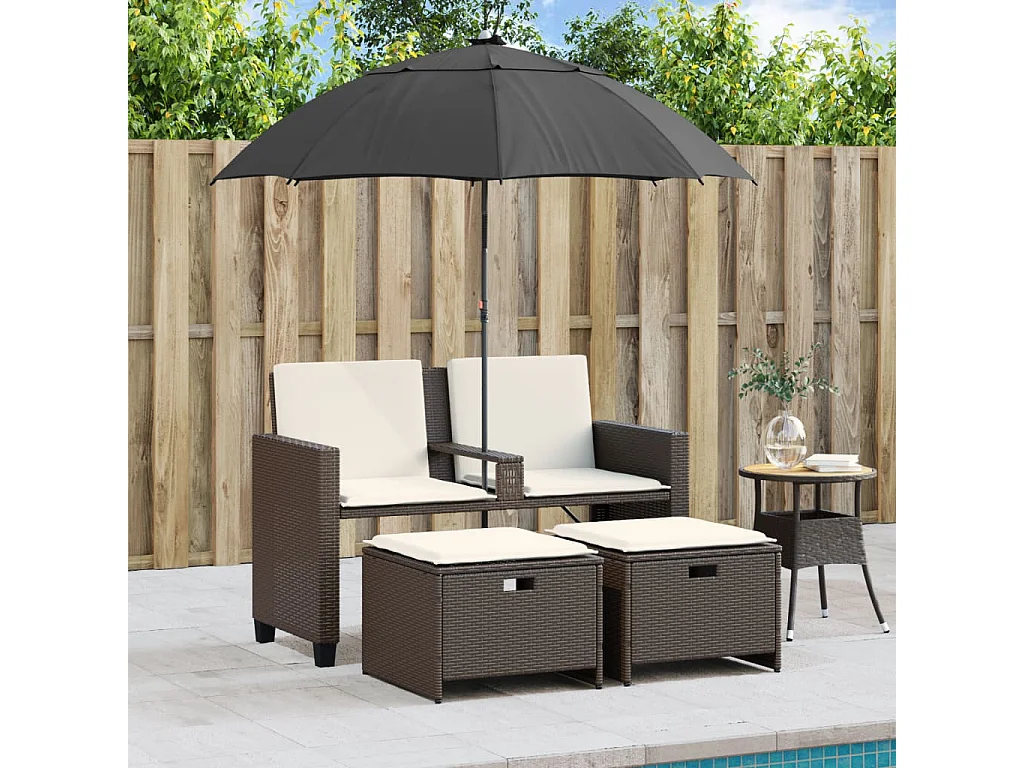 2-Sitzer-Gartensofa und Sonnenschirm sowie braune Rattanhocker